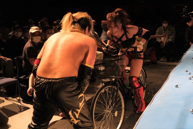 「いつか、傷だらけの背中でウェディングドレスを」 18歳の女子レスラー・鈴季すずが大流血を「嬉しい」と語る理由(21)