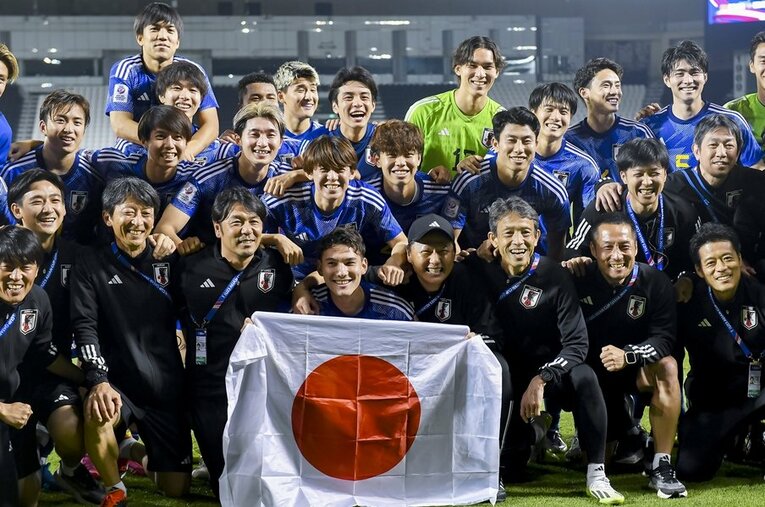 8大会連続となる五輪出場を決めたU-23日本代表。チームワークの良さを感じさせる一方で、今後は五輪本戦18人へのチーム内競争に身を置くことにもなる ／ photograph by NurPhoto/Getty Images
