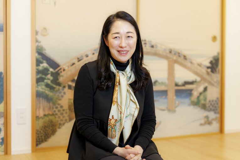 3人の子育てをしながら、おかみさんとしての仕事をこなす　©Kiichi Matsumoto