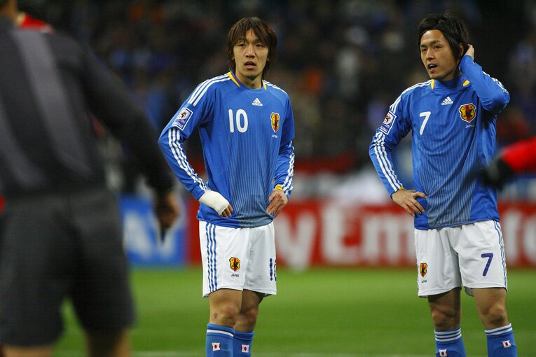 セットプレーについて遠藤保仁と相談する中村俊輔　©Sports Graphic Number