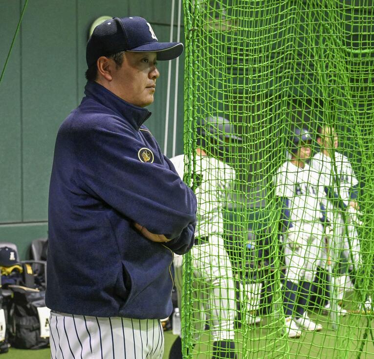 阿南光を率いる高橋徳監督。同校の部員は全員徳島県出身で、その多くが阿南町出身の「地元の仲間たち」だ　©KYODO