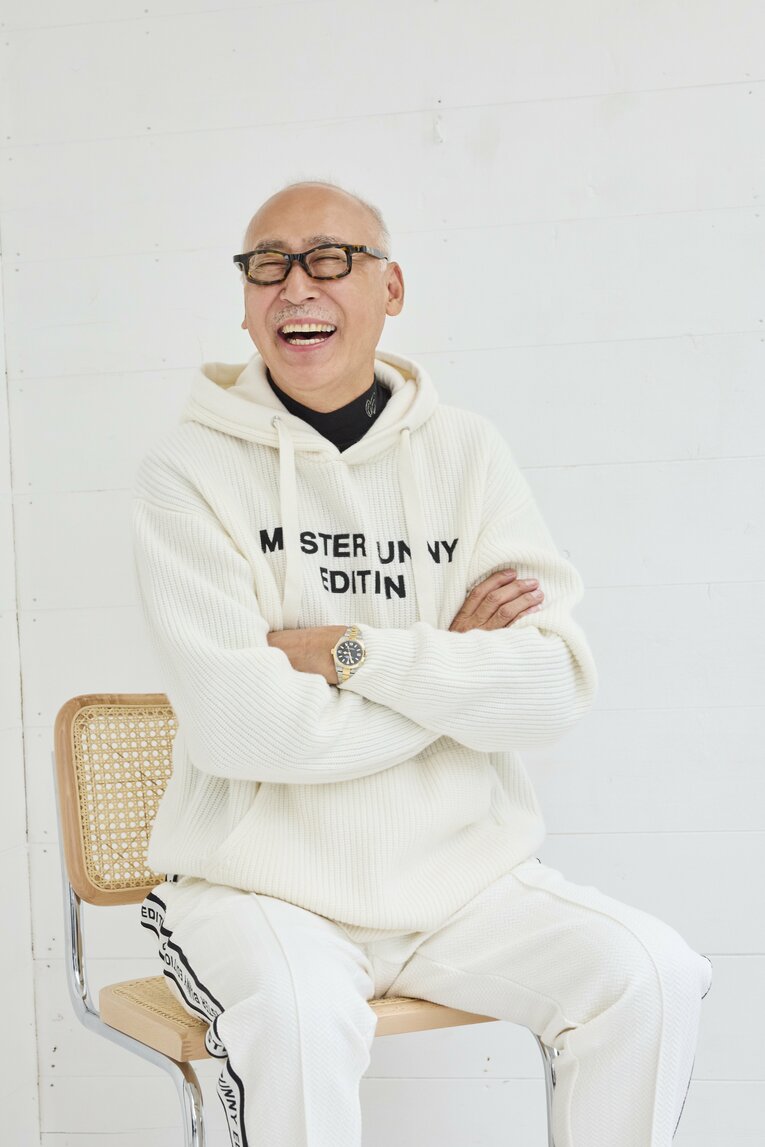 TSIホールディングス上席執行役員の仙座氏。パーリーゲイツ、マスターバニーエディションなど多くのゴルフブランドを設立した。ニットパーカー￥38,500、ハイネック￥19,800、パンツ￥39,600