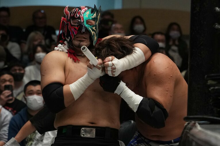 杉浦透の顔に蛍光灯をこすりつけるエル・デスペラード　©Masashi Hara