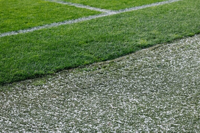 スタジアムの屋根にぶつかり激しい音を響かせた霰の残骸。少なからずプレーにも影響があったはず