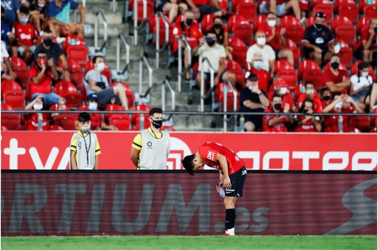 久保建英からスパイクをもらったファンが超嬉しそう… 絶妙だったボールコントロールとお辞儀、監督も“好プレーへの労い”〈激写〉(19)