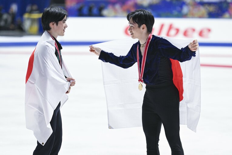 NHK杯表彰式で優勝した鍵山優真（左）と健闘を称え合う宇野昌磨　©︎Asami Enomoto