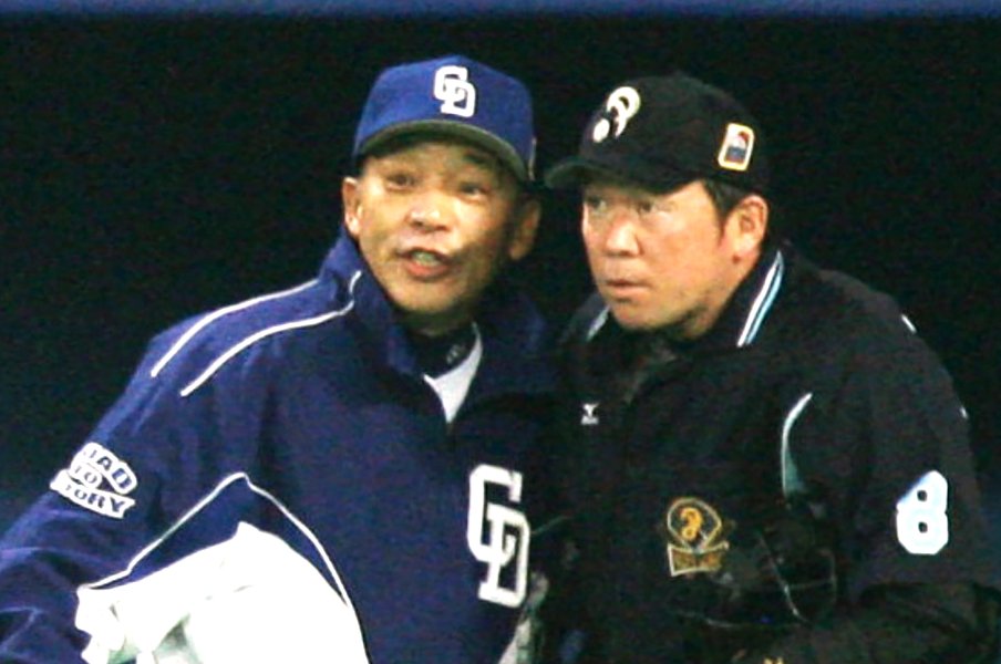 審判も驚いた落合博満の選択《山井のところに岩瀬…》14年前“消えた完全試合”で私が聞いた怒りの声「もう日本一どころじゃねえぞ」<Number Web> photograph by KYODO