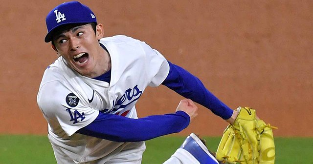 「佐々木朗希がはしゃいでシャンパンを」大谷翔平の番記者が見たドジャースPS舞台裏「今日はショウヘイの奥さんとデコイが」銀髪ロハスは照れ笑い