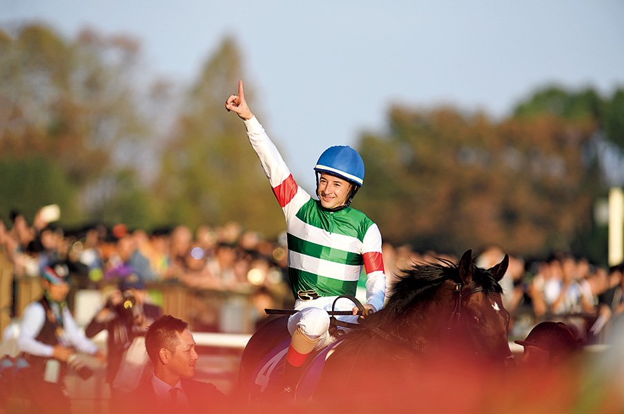 トップ爆走中のルメール騎手。年間最多勝記録更新なるか!?~武豊の212勝超えへ、最終開催が影響する?~<Number Web> photograph by Keiji Ishikawa