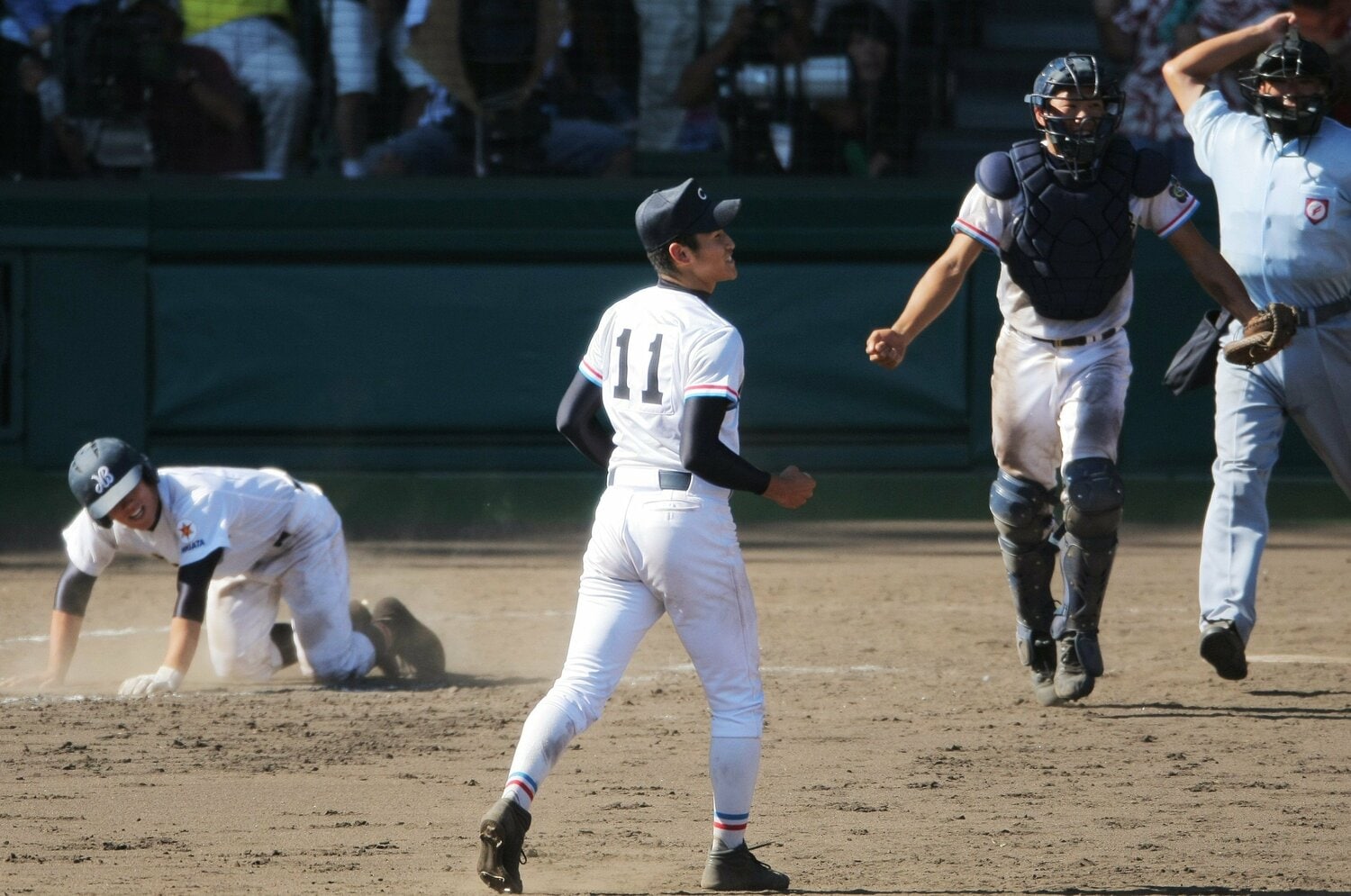 「日本文理の夏はまだ終わらない!!」アナウンサーが絶叫…9回2アウトから6点差→1点差に　15年前の甲子園決勝、敗者が笑った“奇跡の19分間”舞台裏＜Number Web＞ photograph by JIJI PRESS