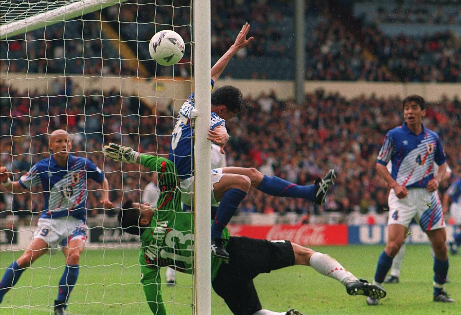 1995年アンブロカップ、痛恨のハンドで一発退場。イングランド代表にPKを献上した　©︎Press Association/AFLO