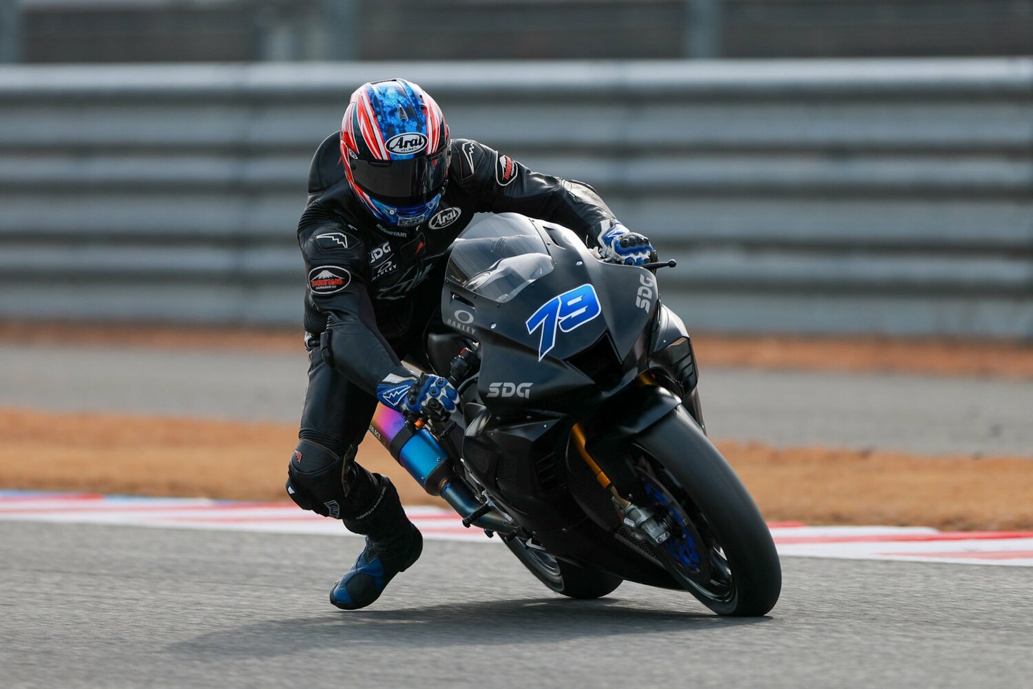 もてぎのスポーツ走行で市販レーサーCBR1000RRで走り込む小椋 ©Satoshi Endo