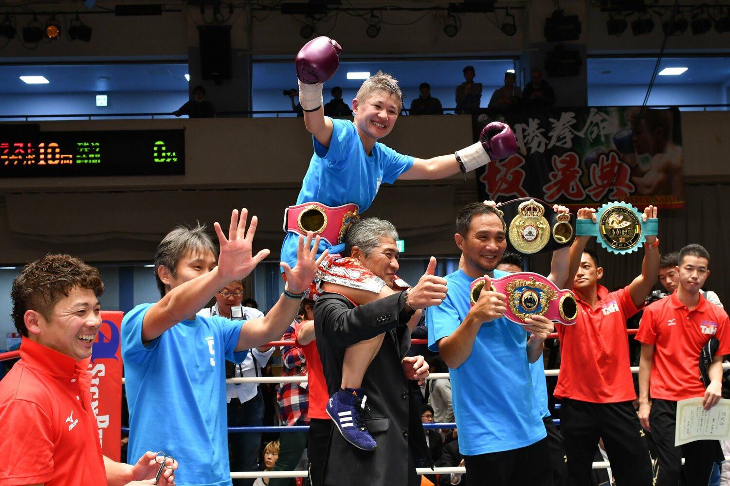 2017年12月に日本人初の５階級制覇を成し遂げた藤岡さん。所属先会長の竹原慎二氏や畑山隆則氏、歌手の吉川晃司（中央）も駆けつけて祝福した　©︎AFLO