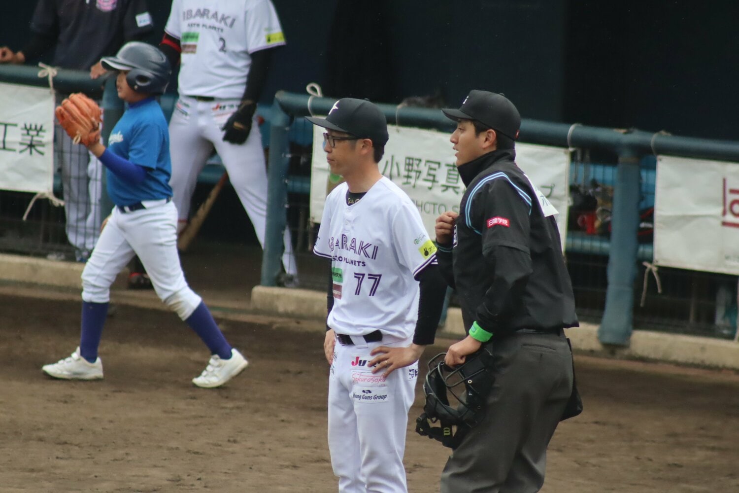 開幕戦　投手交代を告げる　©Kou Hiroo