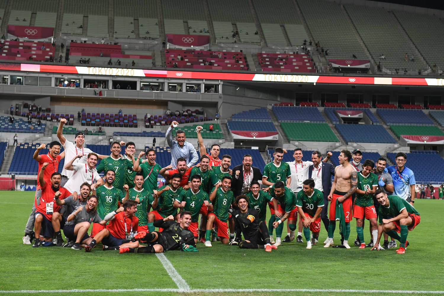 銅メダルを獲得して歓喜するメキシコ代表（西村コーチは一番左）　©︎Takuya Kaneko/JMPA