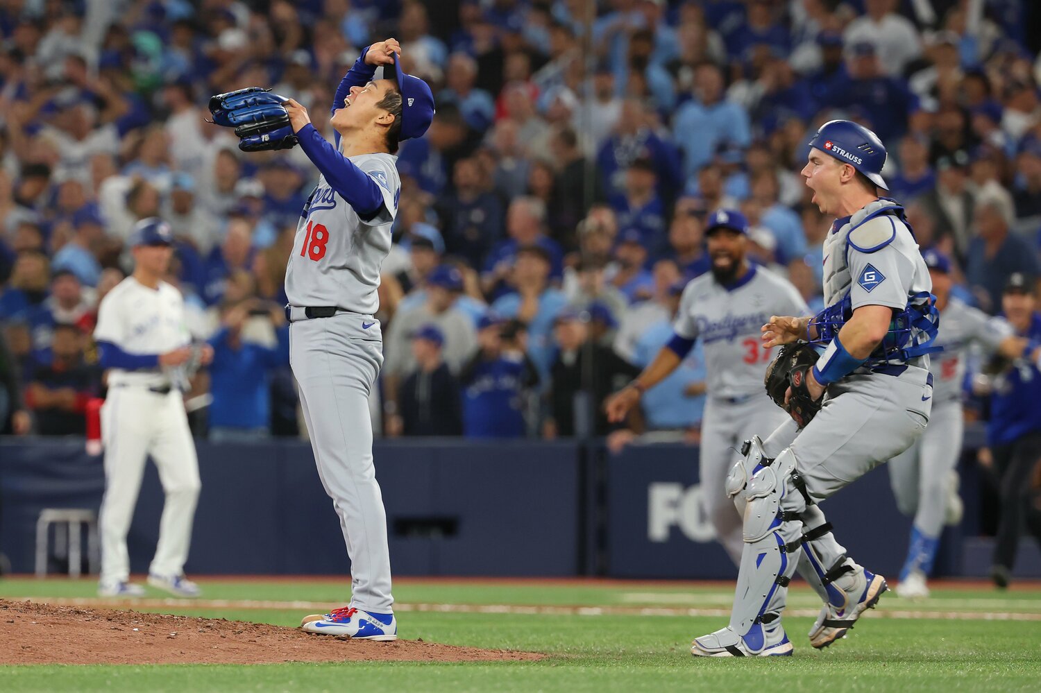 ショートゴロゲッツーを見届けた優勝の瞬間　©Getty Images