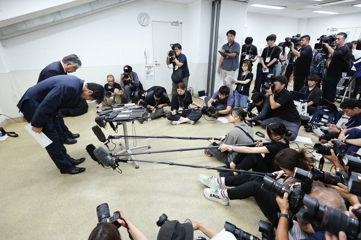 出場辞退に関する記者会見を終え、頭を下げる広陵の堀正和校長（左端手前）ら　©JIJI PRESS