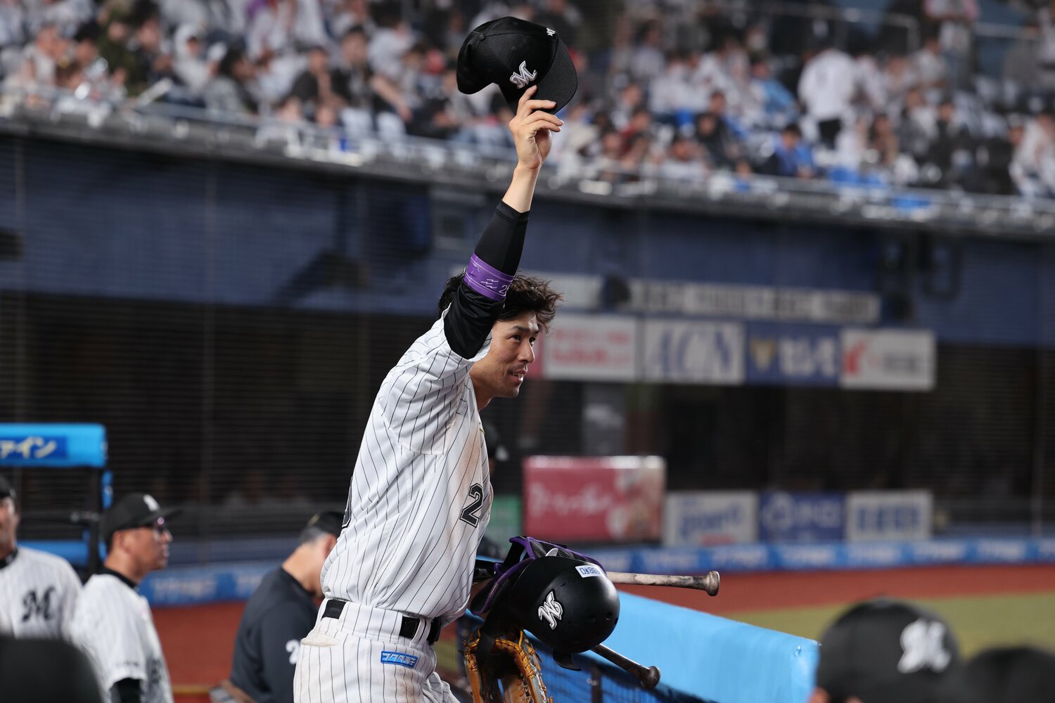 新記録を樹立し、ファンの歓声に応える岡　©︎Chiba Lotte Marines