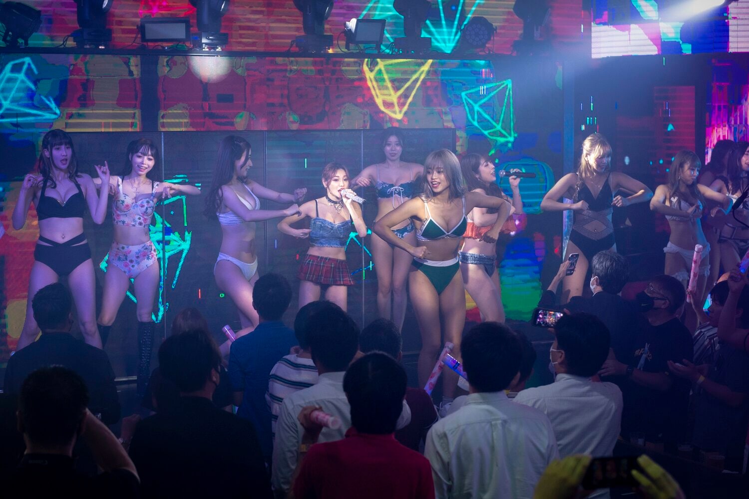 ショー終盤、キャスト総出で盛り上がるステージでは、MCの役割もこなす