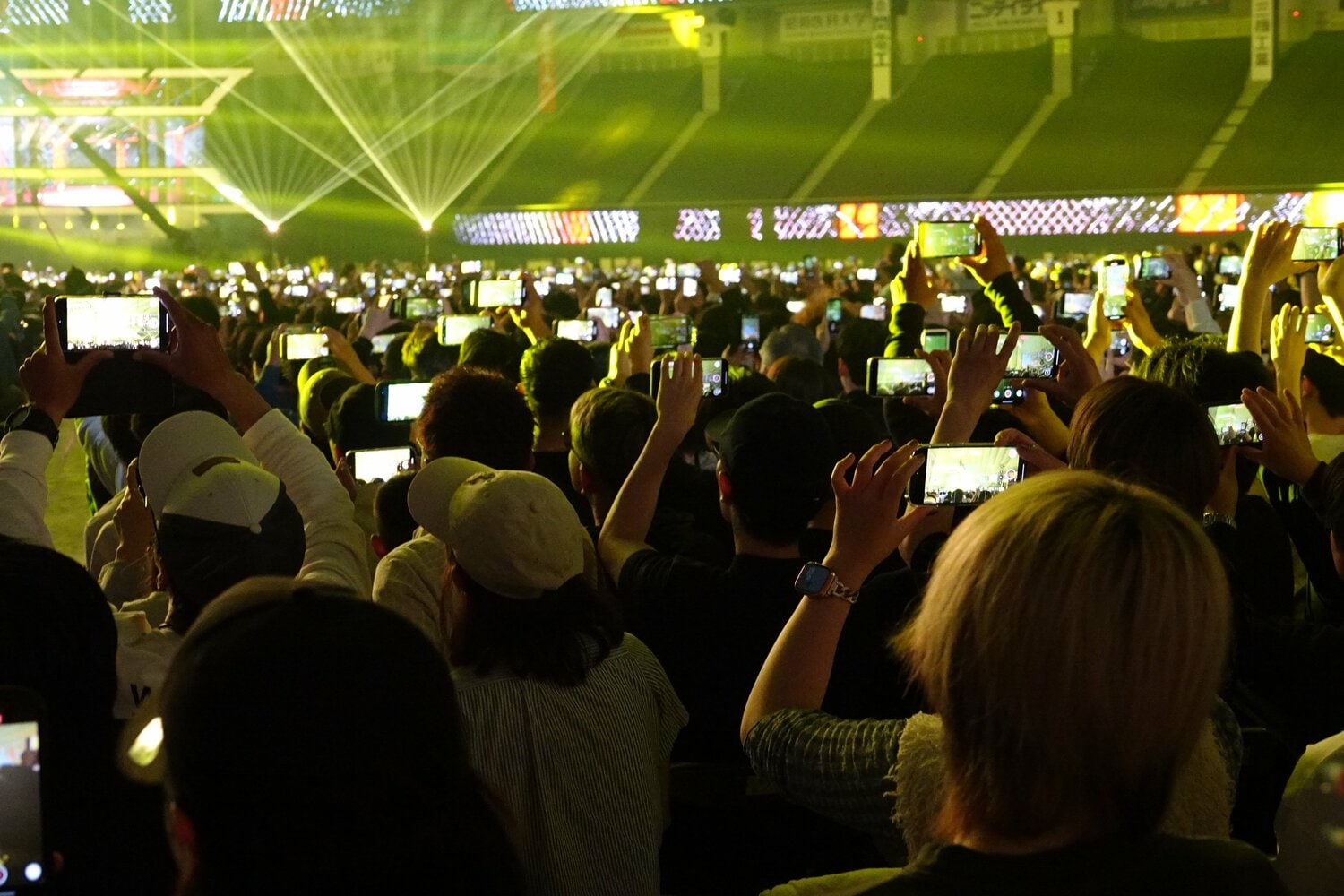 リングにスマホを向ける東京ドームの大観衆　©Koji Fuse