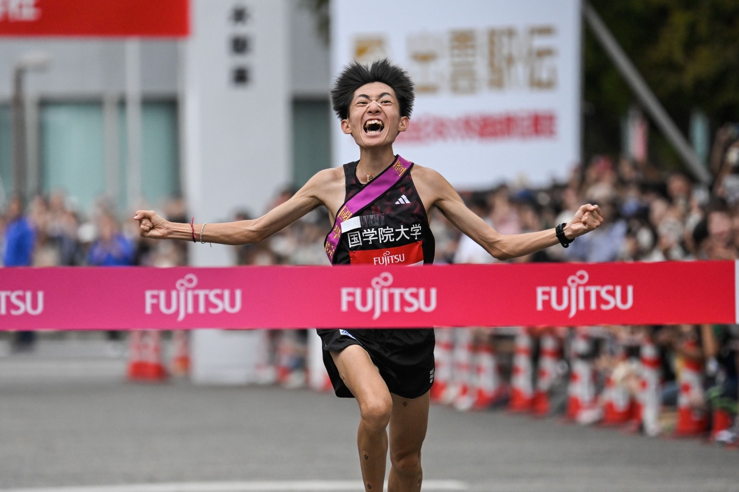 駒澤大・篠原とのアンカー対決を制してゴールする平林　©Nanae Suzuki