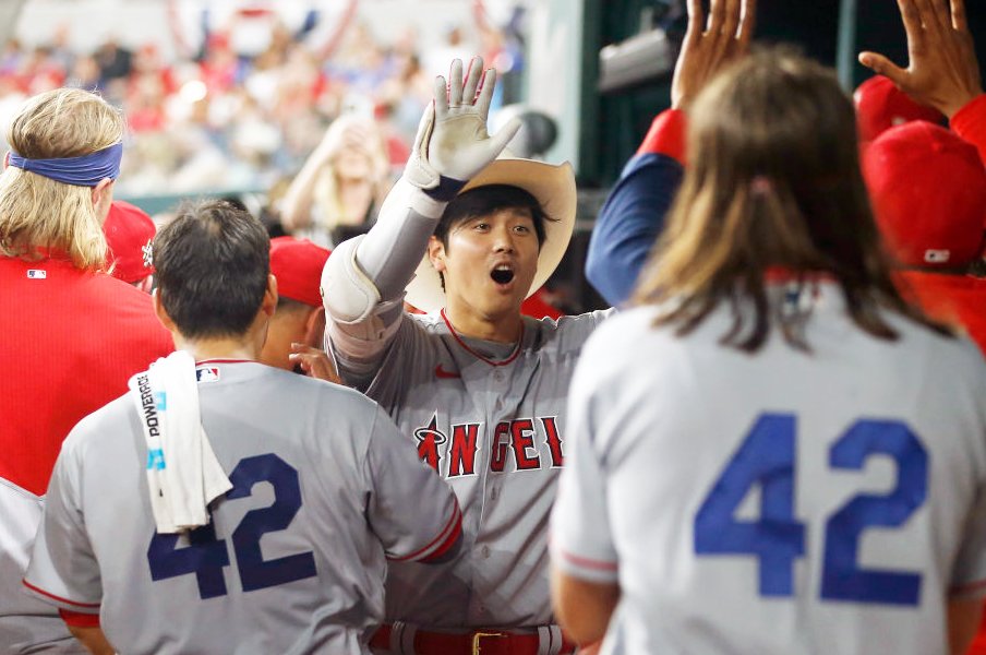 ホームラン後、カウボーイハット姿で大喜び ©Getty Images