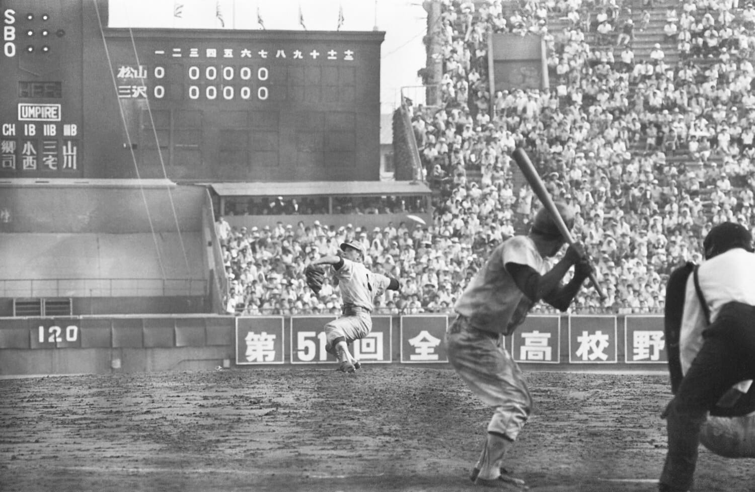 1969年決勝戦では、太田幸司(写真奥)を擁する三沢と延長18回を戦った松山商業 ©JIJI PRESS