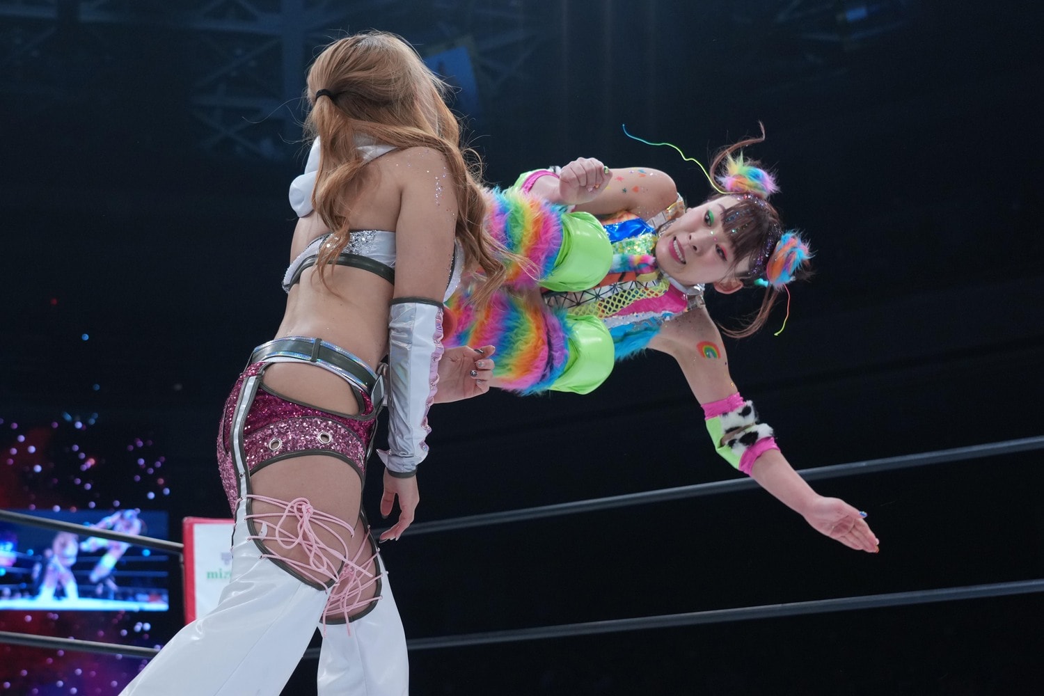 ドロップキックなど、基本的な技を丁寧に繰り出したフワちゃん ©Essei Hara