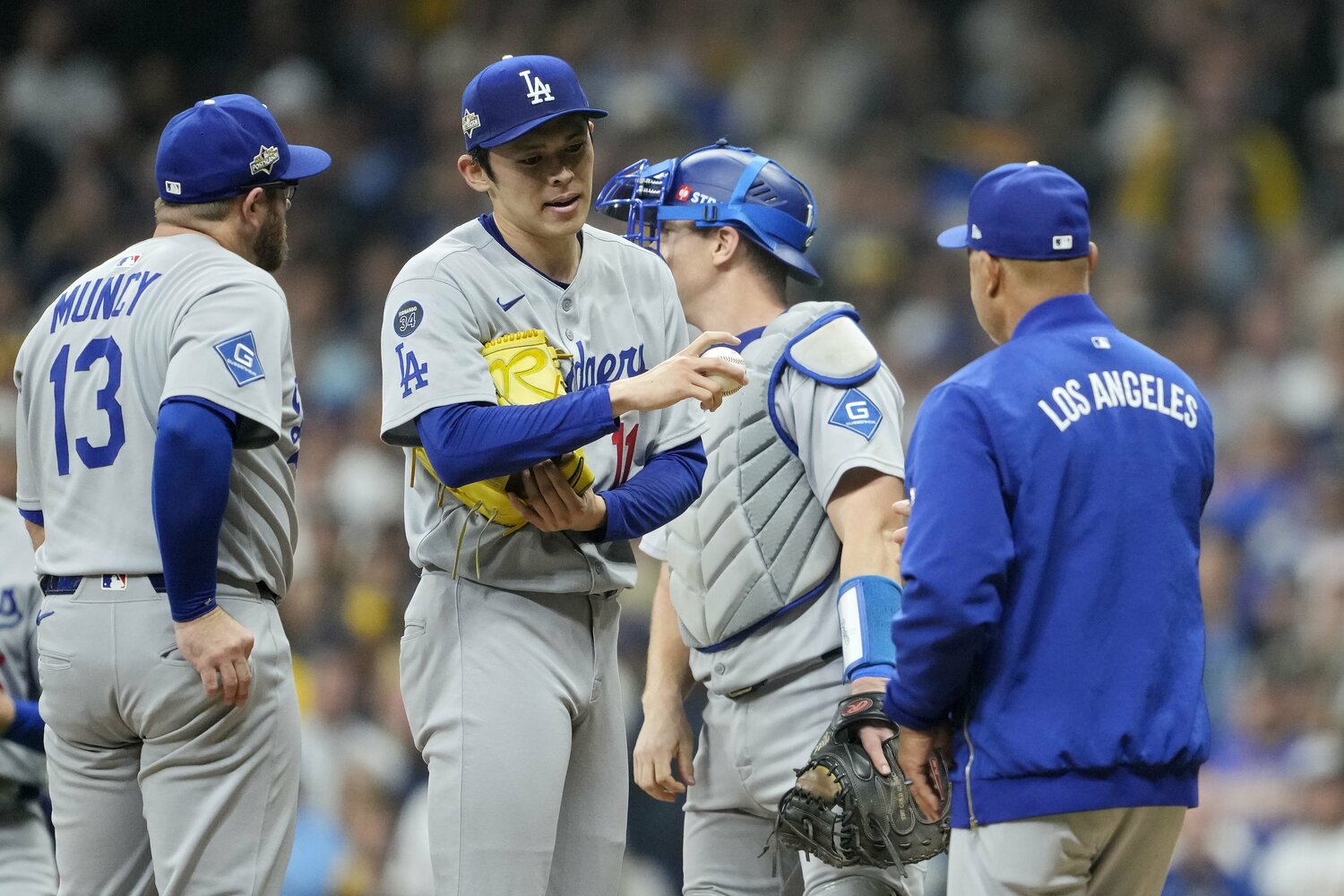 1イニングを投げ切れずに無念の交代の佐々木。ベンチでの姿は顔面蒼白だった　©Getty Images