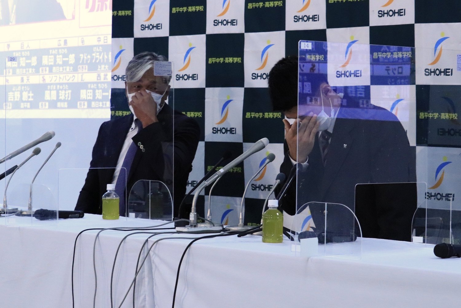 会見で涙を流した黒坂洋介監督（左）と吉野創士　©Chihiro Takara