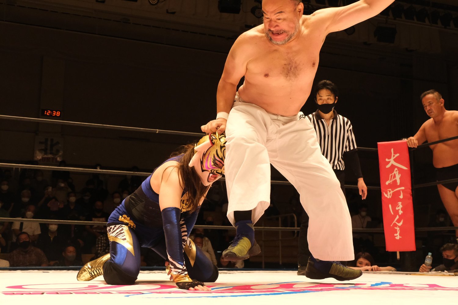 大ベテラン・越中のヒップアタックに苦戦を強いられた ©Norihiro Hashimoto