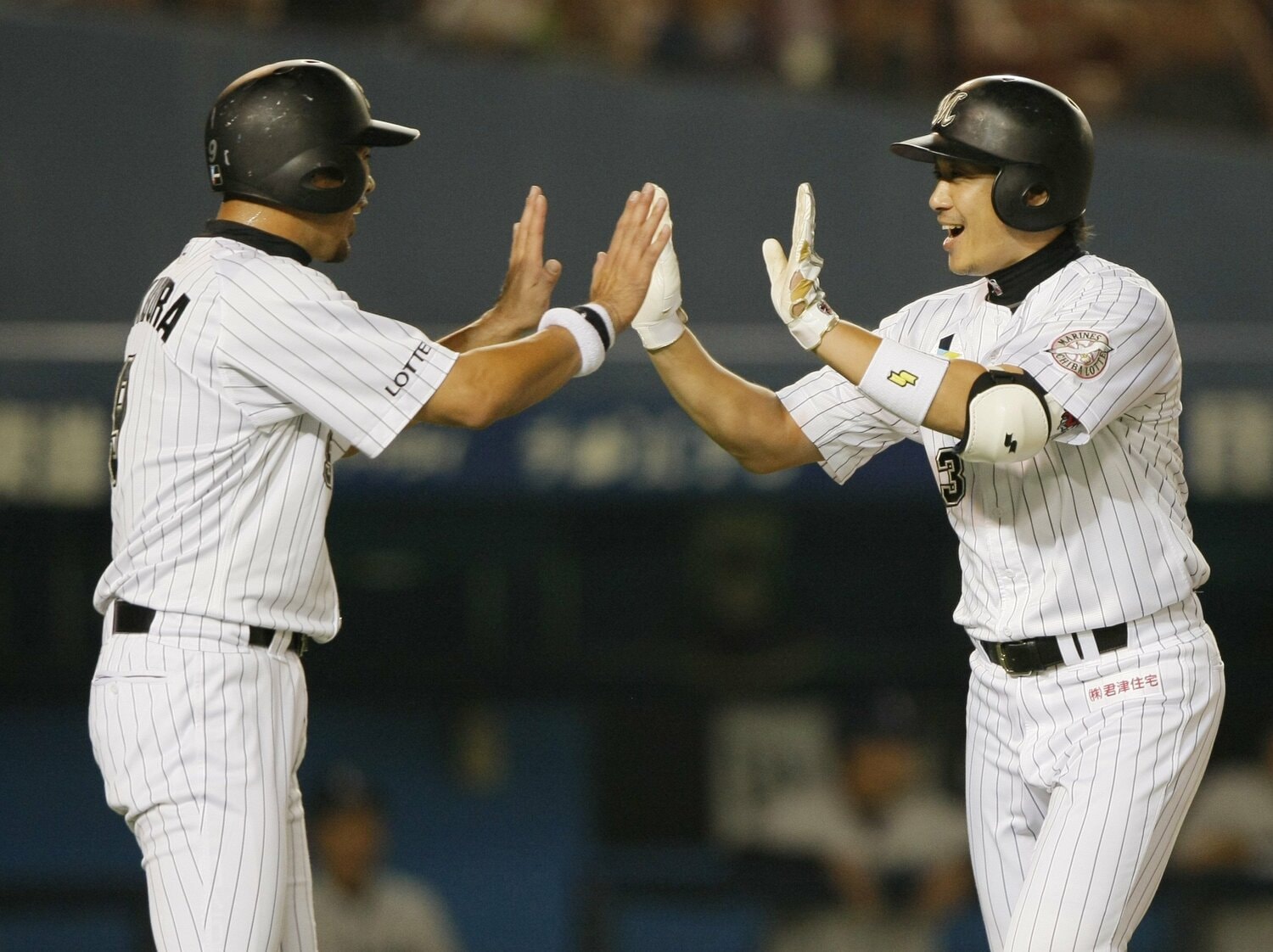 ホームランを打ったサブロー（右）を、ホームで迎える福浦和也　©JIJI PRESS