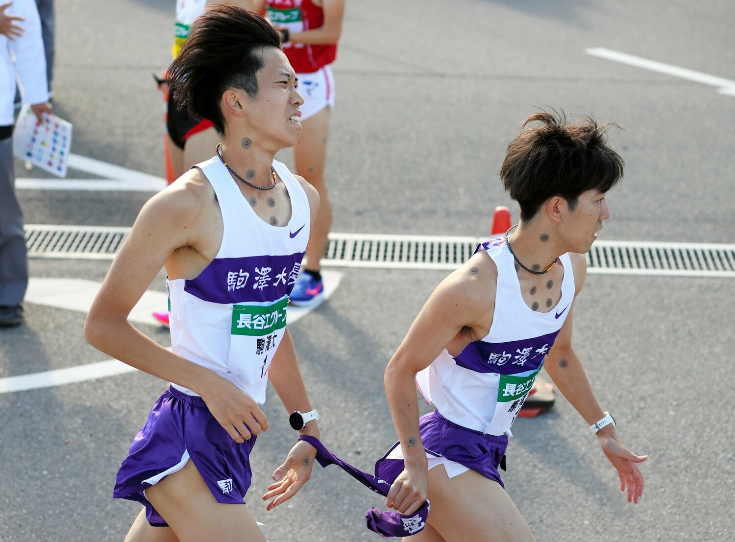 2区の青柿響からたすきを受け取った佃　©JIJI PRESS