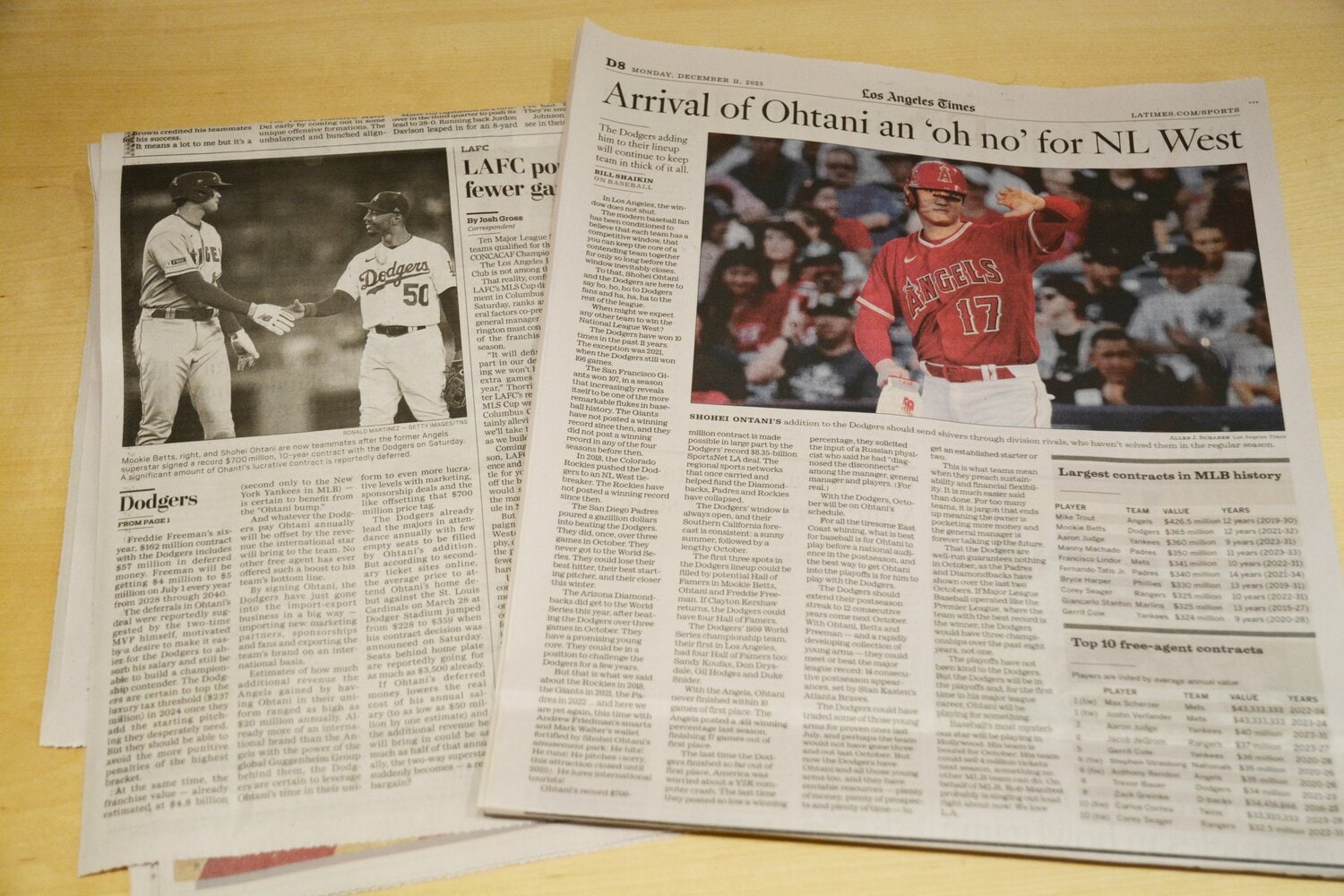 大谷翔平のドジャース移籍を報じる12月11日付の地元紙 ©JIJI PRESS