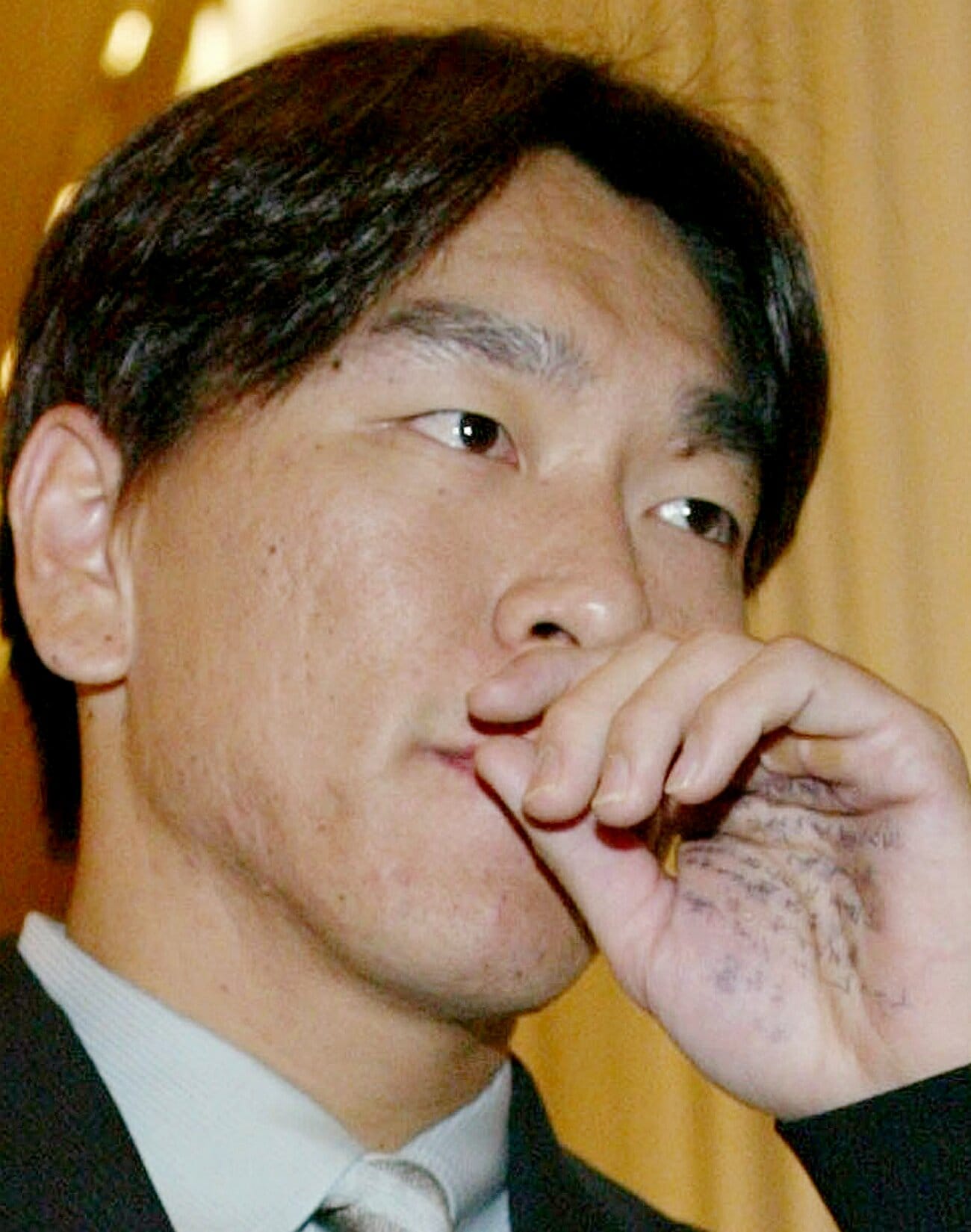 「裏切り者と呼ばれるかもしれないが…」。2002年11月、松井秀喜のメジャー移籍会見。手のひらには、会見に備えたメモが書かれていた　©JIJI PRESS