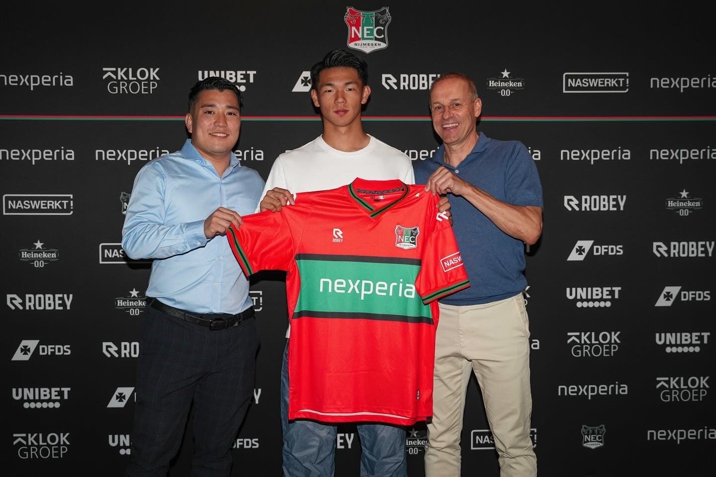 2024年8月、オランダ1部・NECナイメヘンに加入した塩貝健人。左が龍後、右はテクニカルダイレクターのカルロス・アルバース