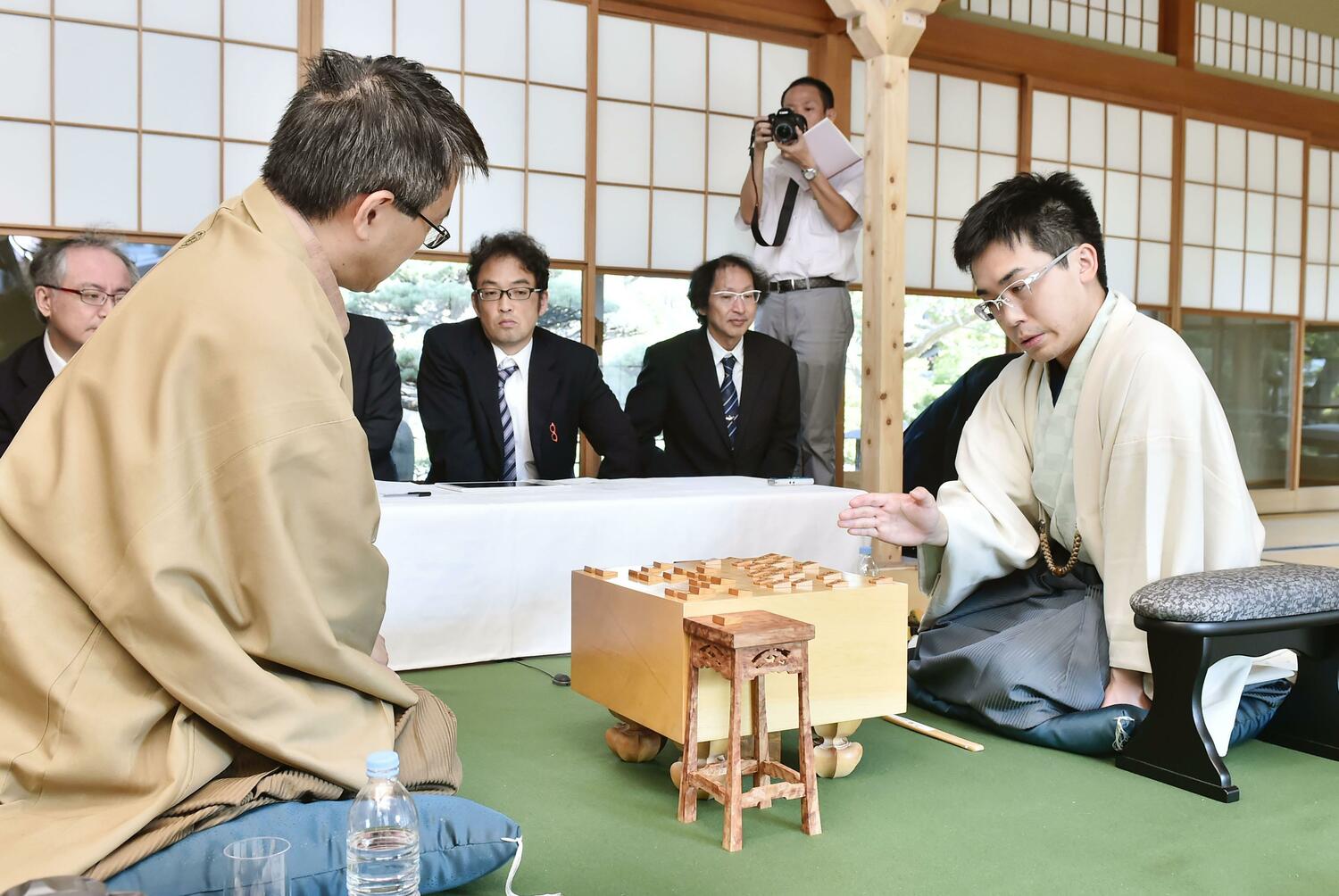 2017年王位戦で羽生からタイトル奪取した菅井 ©Kyodo News