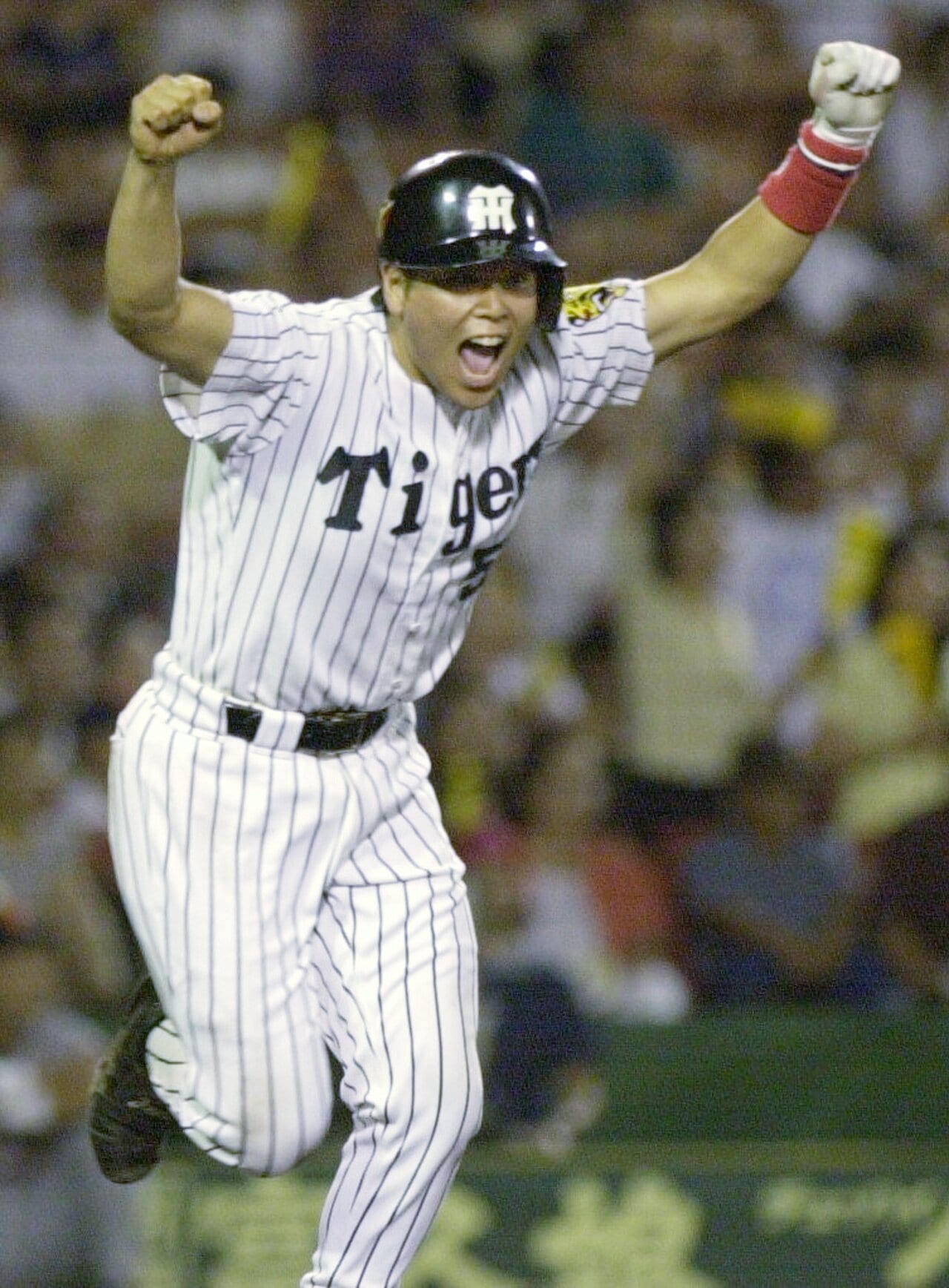 阪神時代の2001年、サヨナラタイムリーを放って喜ぶ野村克則 ©JIJI PRESS