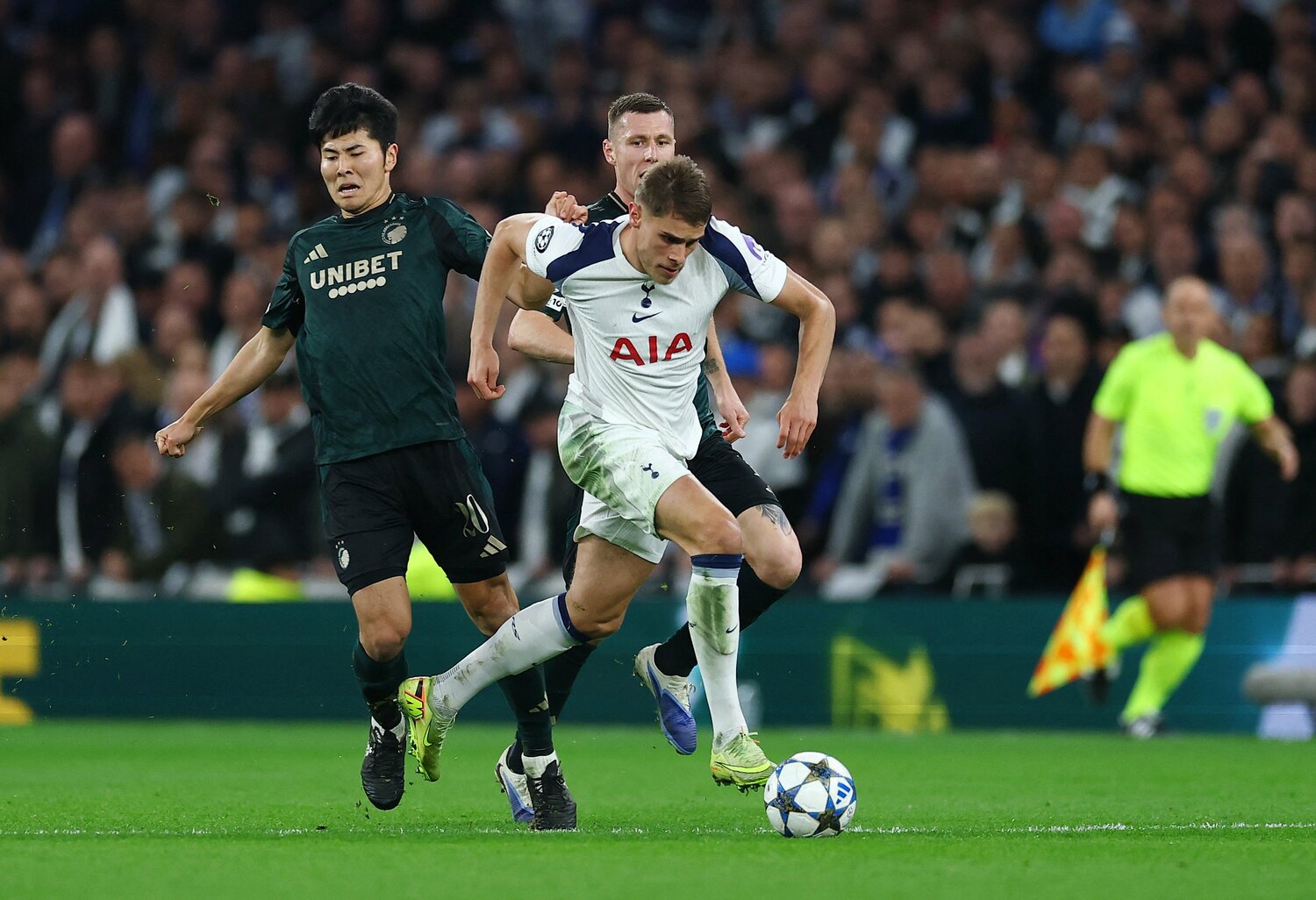 写真は11月のCLコペンハーゲン戦。約70mをドリブルで独走し、スーパーゴールを決めたCBファンデフェン。日本代表CB鈴木淳之介(左)も止められなかった ©AFLO