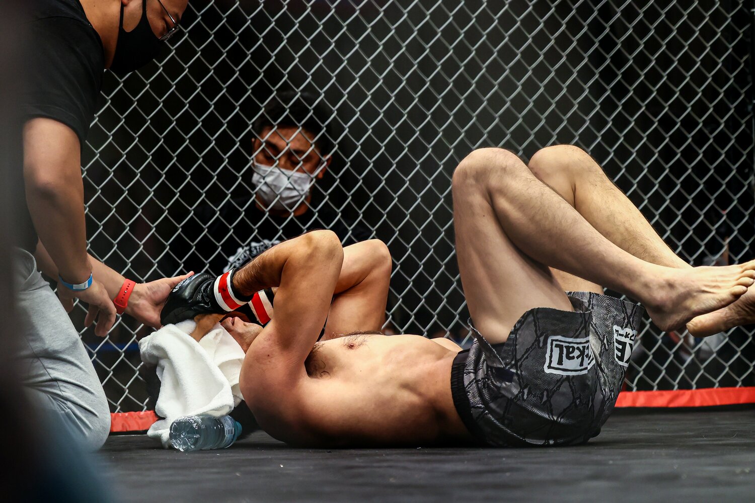 2022年11月、試合に敗れてタオルで顔を覆う大石真丈　©Susumu Nagao