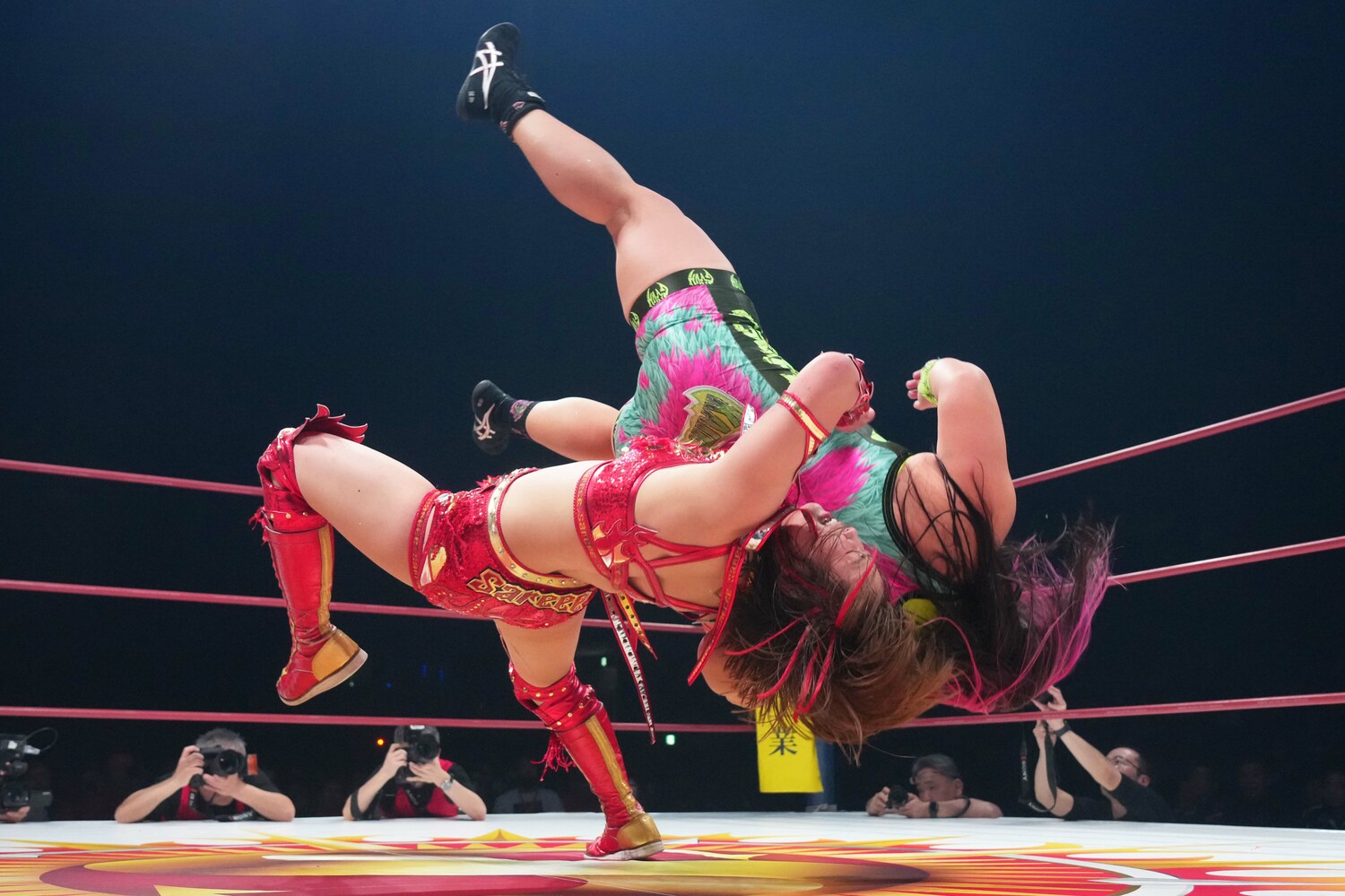 橋本千紘に裏投げを浴びせるSareee。3月22日、横浜武道館　©Essei Hara