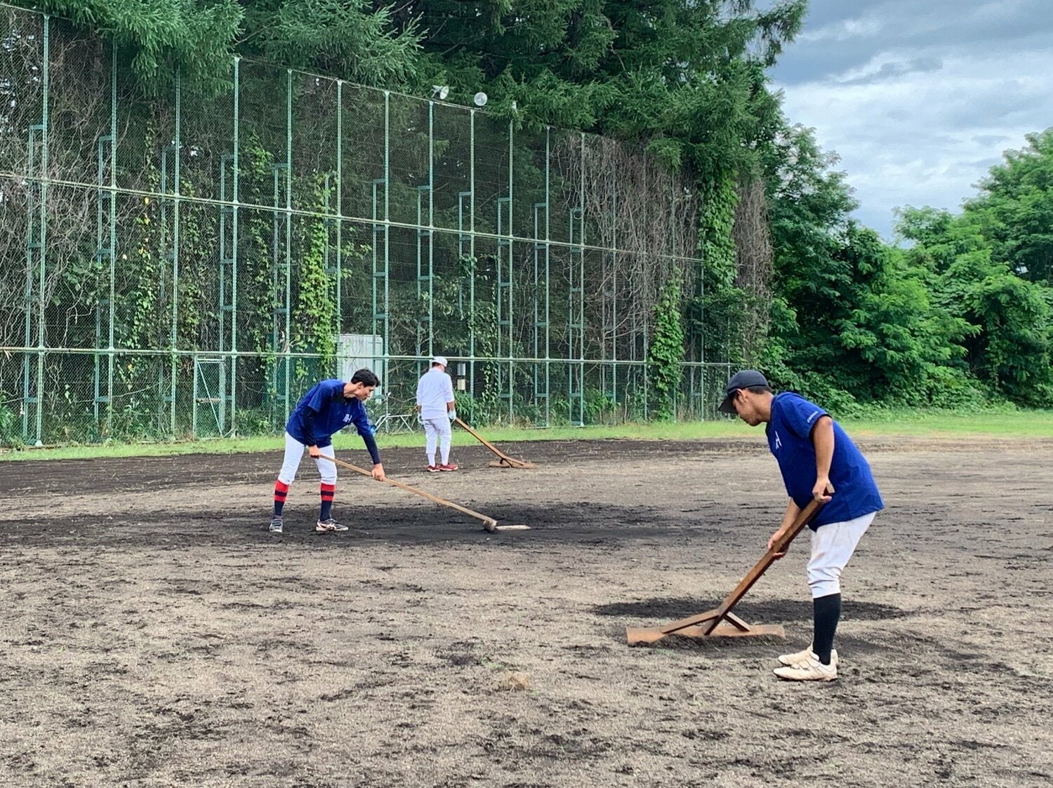 森高校野球部の練習風景。吉田監督も率先してグラウンド整備をする（筆者撮影）