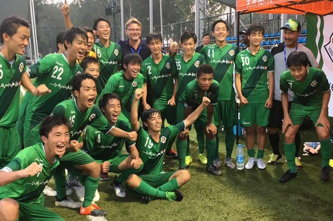 ゴシアカップでの藤田譲瑠チマ(当時15歳)らとトルシエ ※提供写真