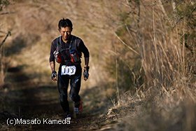 先頭にたった原良和さん。ウルトラマラソンでは日本有数の実力者だが、トレイルではニューフェイスだった。