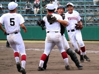 甲子園優勝の名門…なぜ勝てなくなった？ 現地で見た“まさかのコールド負け”松山商業「愛媛では強いが…」「エースが“1日2試合”登板」揺れる今＜Number Web＞ photograph by Ichiro Sugino