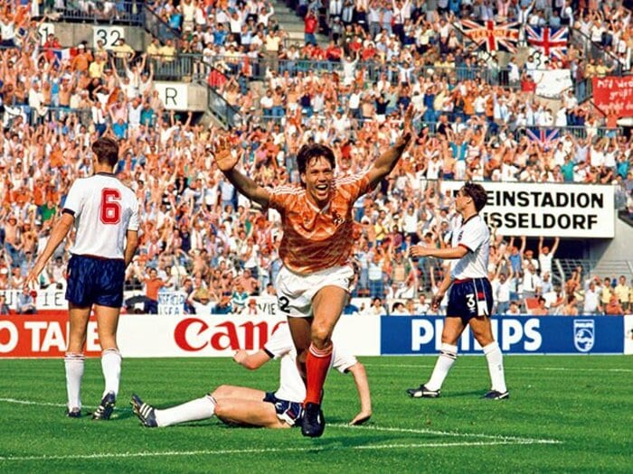 オランダ EURO1988「ファンバステンが放った奇跡のボレーシュート」～伝説のゴール再現～＜Number Web＞ photograph by Getty Images