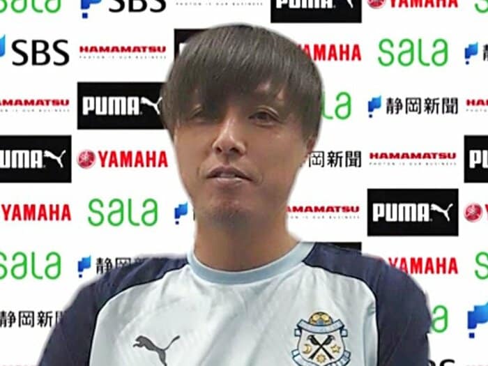 遠藤保仁が磐田でいきなり浴びた「おぉーっ！」 思い出す「中村俊輔獲得」で躍進の2017年＜Number Web＞ photograph by Kyodo News