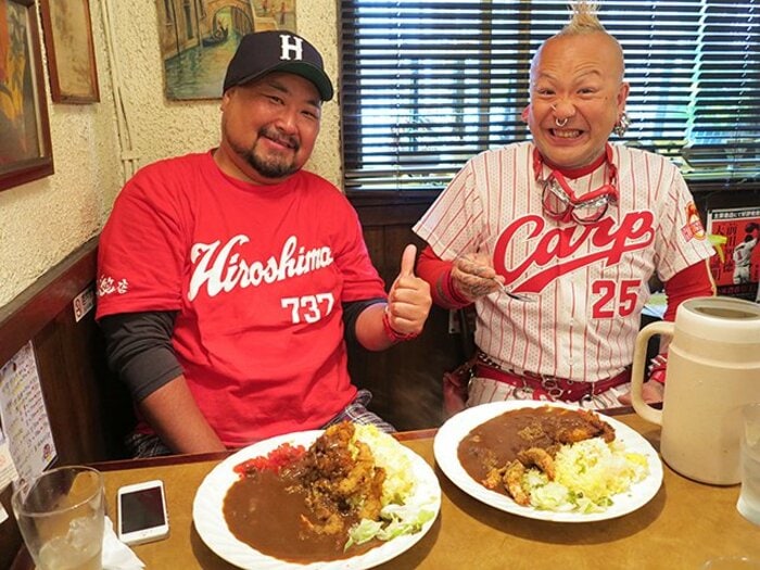 鯉に恋する濃い顔の凸凹コンビ登場。“カープの街・広島”をコイ散歩!<Number Web> photograph by Hidenobu Murase