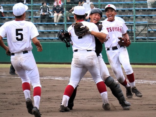 甲子園優勝の名門…なぜ勝てなくなった？ 現地で見た“まさかのコールド負け”松山商業「愛媛では強いが…」「エースが“1日2試合”登板」揺れる今 -  高校野球 - Number Web - ナンバー