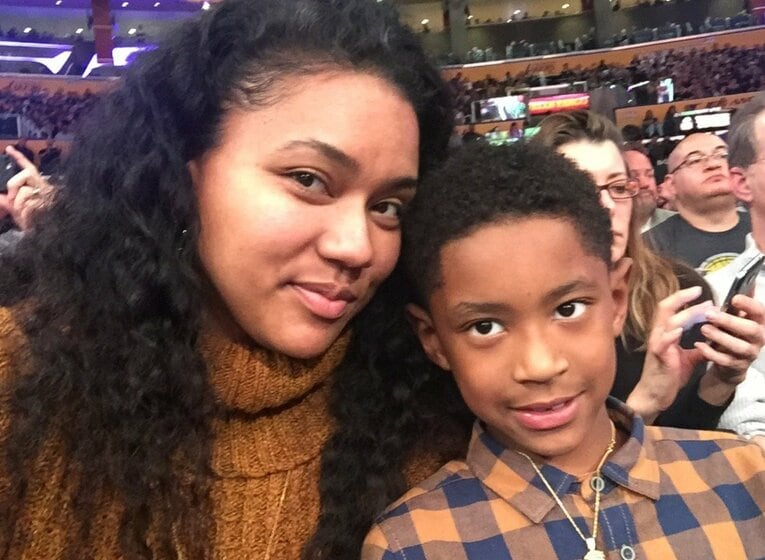 幼少期のタージ（中央）と母・ラナさん　（写真／家族提供）